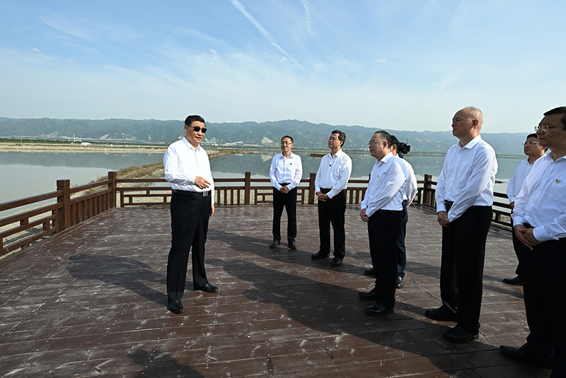 5月16日下午，中共中央总书记、国度主席、中央军委主席习近平在前往陕西西安主持中国－中亚峰会途中，在山西运城盐湖调查。